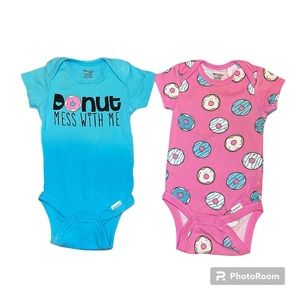 Baby girl body suits. Hardly worn, great condition. 0-3 months. Onesies brand.